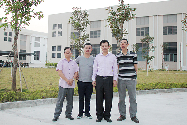 海外銷售總監陳展雄(右一)，總經理萬松洲先生(左三)，國內銷售副總涂鐘亮(左一)先生與本刊記者(左二)合影