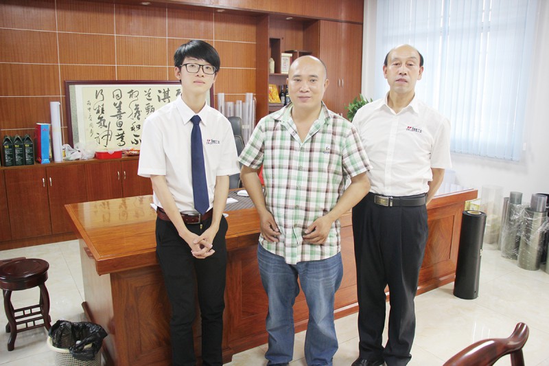 東莞市杰泰塑膠制品有限公司總經理鄧淇勝（中）與本刊記者合影