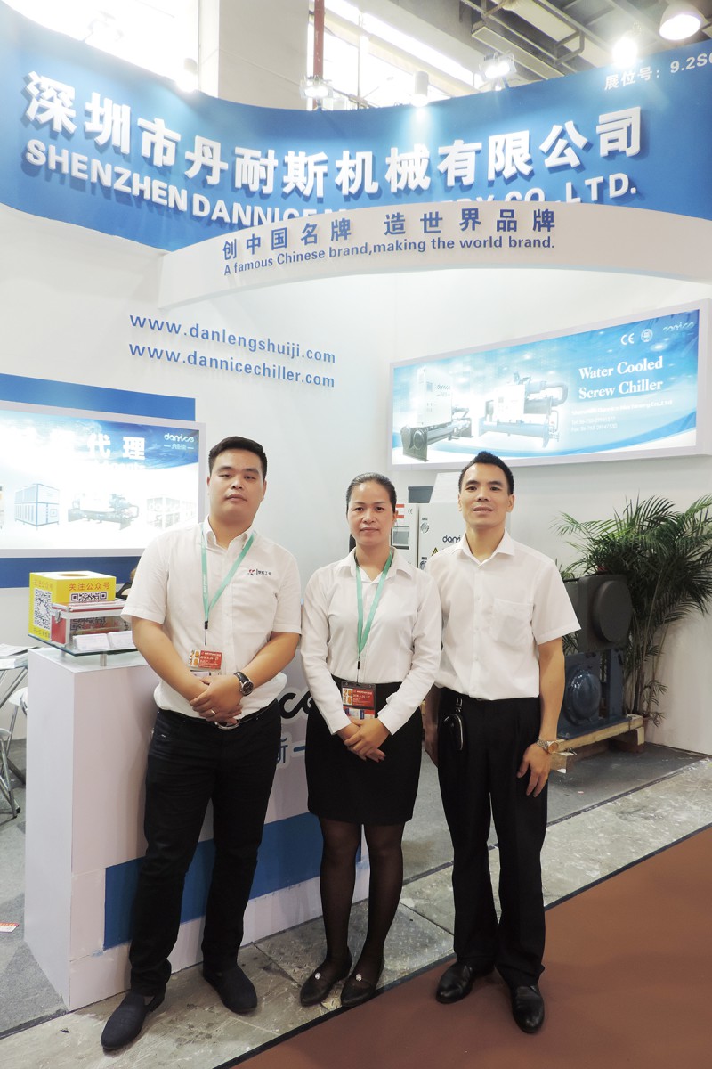 丹耐斯總經理劉訓檢（右）、銷售經理李翠翠（中）