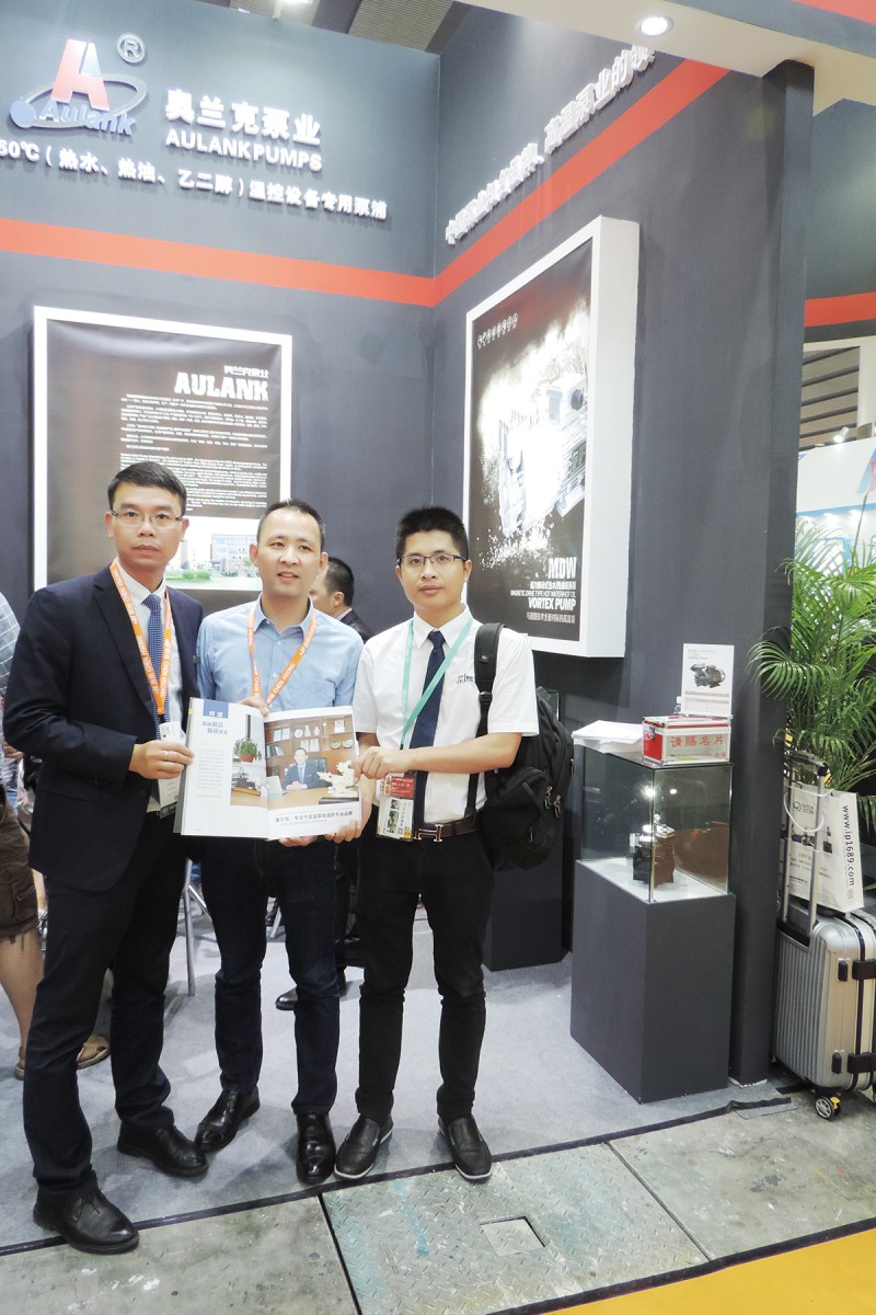 奧蘭克泵業總經理張偉群(中)、銷售總監朱勁松(左)