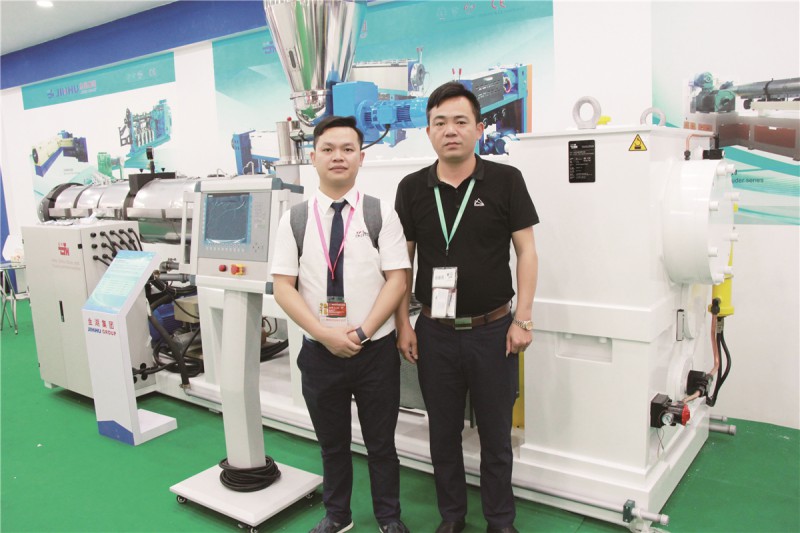 上海金湖副總經理董永海 （右）與本刊記者合影