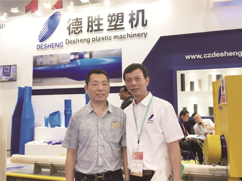 德勝總經理汪陸軍（右）與老朋友合影