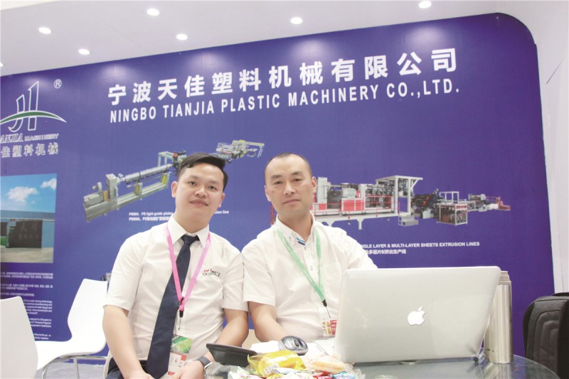 天佳公司總經理蔣柳波（右）與本刊記者