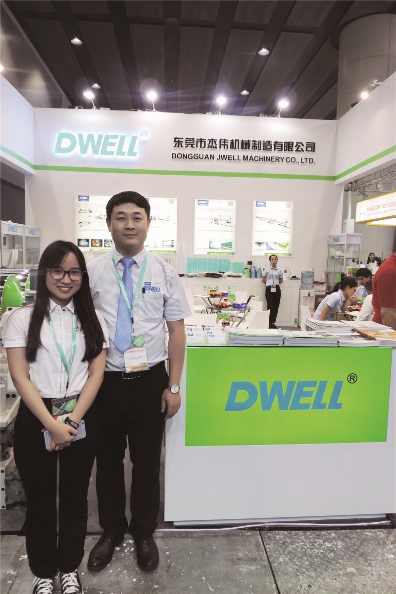 東莞杰偉總經理滕愛華（右）與本刊記者