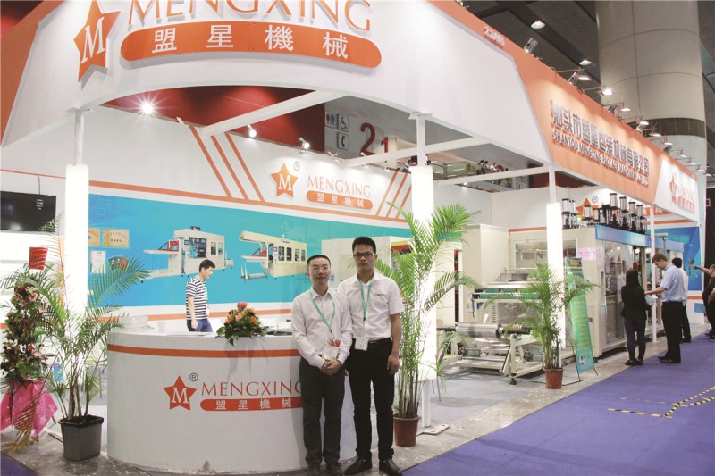 汕頭盟星副總經理王耿（左）與本刊記者