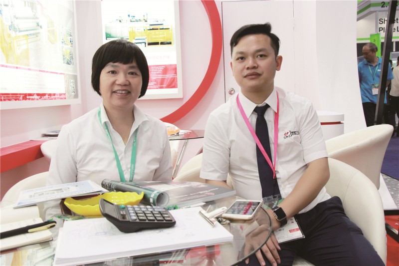 南通三信總經理姜友琴（左）與本刊記者合影