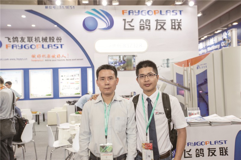 飛鴿友聯謝明飛總經理（左）與本刊記者