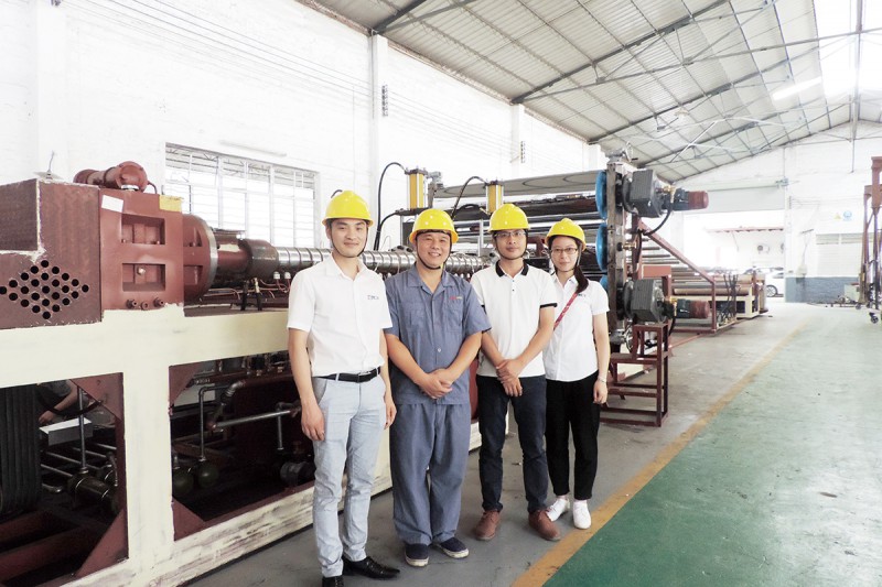 佛山市順德區小珊塑料機械有限公司劉小珊（左二）