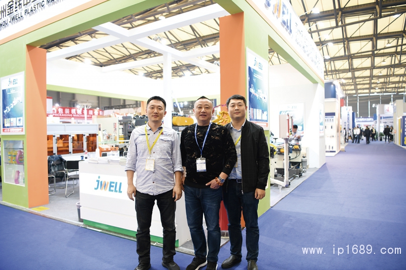 上海宣源-王興華總經理（左）金緯中空-總經理梁瑞強（中）東莞杰偉-總經理滕愛華（右）合影留戀