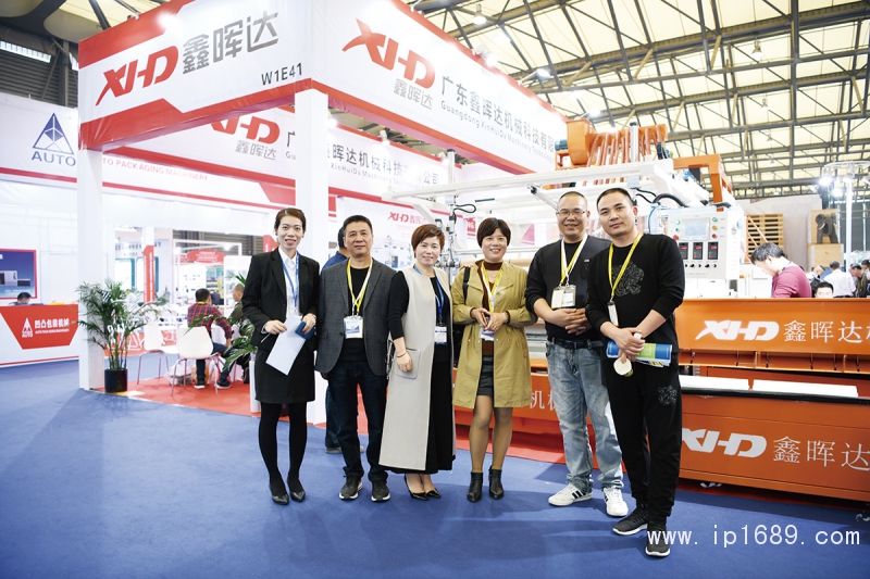 鑫暉達總經理徐鳳春（左三）與友人合影