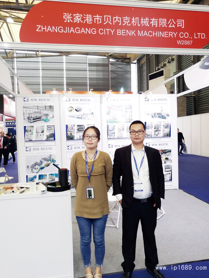 貝內克機械魏良柱經理（右）