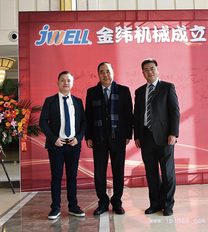 機械協會會長張劍鳴(中)金緯機械董事何海波(右)《塑膠工業》雜志副主編-徐森(左)