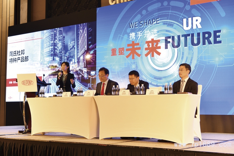 陶氏杜邦特種產品部發言-亞太區執行總裁吳桐（左一）-亞太區汽車應用開發總監彭若明（左二）-大中國區業務總監曾清樹（右二）-全球車身與外飾市場總監樂傳華（右一）