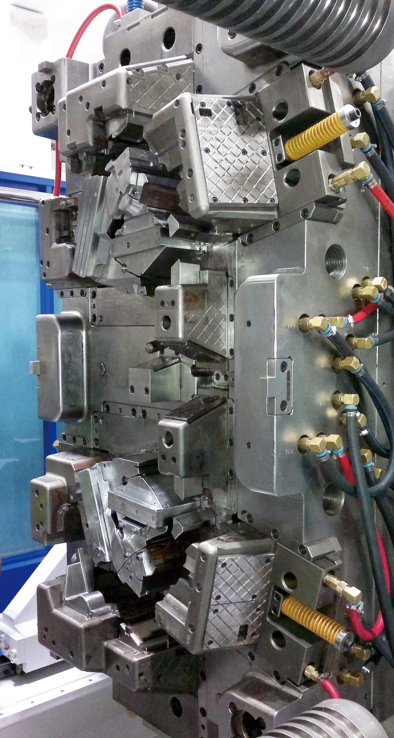 Apex幾乎所有的模具都配有熱澆道技術和液壓控制的噴嘴