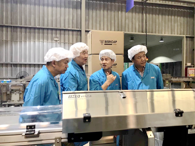 參觀百利蓋（昆山）瓶蓋生產車間