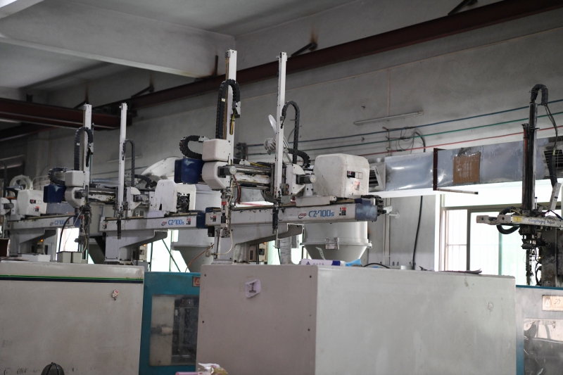 生產中的力勁注塑機