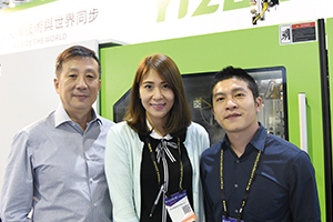 伊之密海外營銷中心區域銷售經理陳小結（中）與同事合影