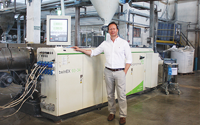Duro負責人，Leonardo-Brito-Ferreira先生在生產車間與twinEX擠出機合影。