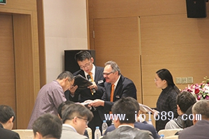 現場頒發證書。