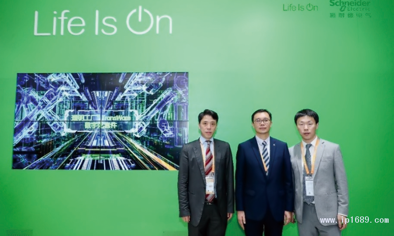 施耐德電氣高級副總裁、工業事業部中國區負責人龐邢?。ㄖ校┠偷码姎猓ㄖ袊┯邢薰竟I事業部智能制造負責人李凱（左），施耐德電氣（中國）有限公司工業事業部控制與驅動業務部總經理胡曉（右）