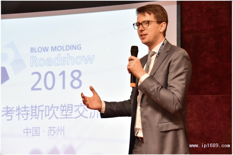 順德考特斯CEO陳俊添先生（圖一）與考特斯德國總部銷售總監Alain-Cappelle（圖二）致歡迎辭及作公司介紹：擁有80多年歷史的考特斯是全球第一家生產商用擠出吹塑成型機的制造商，也是世界最大的擠出吹塑成型機械設備供應商之一。-(2)