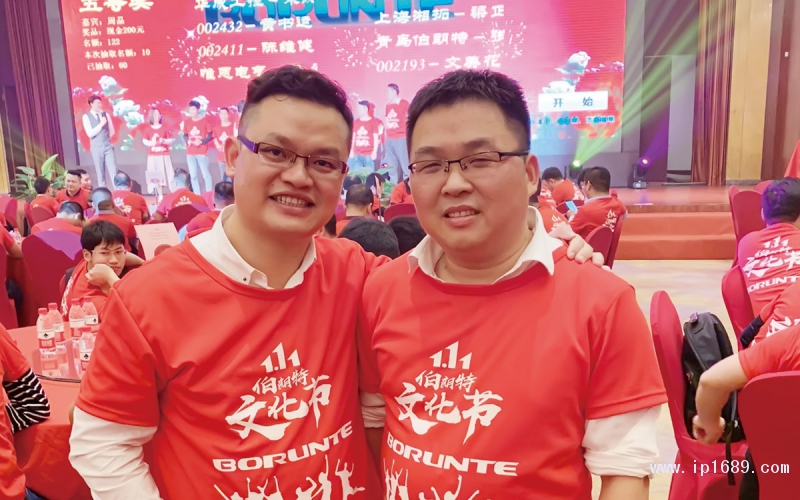 塑膠工業記者與尹榮造董事長（右）合影