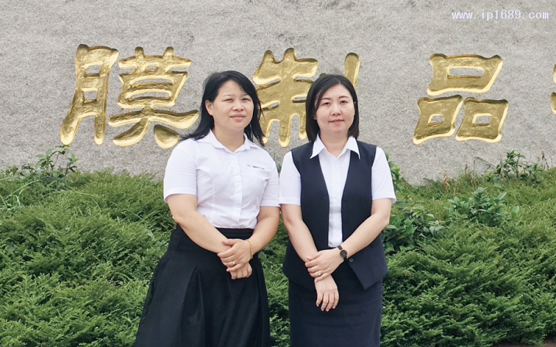 中山永寧薄膜制品有限公司銷售部統計主任吳楚紅（右）