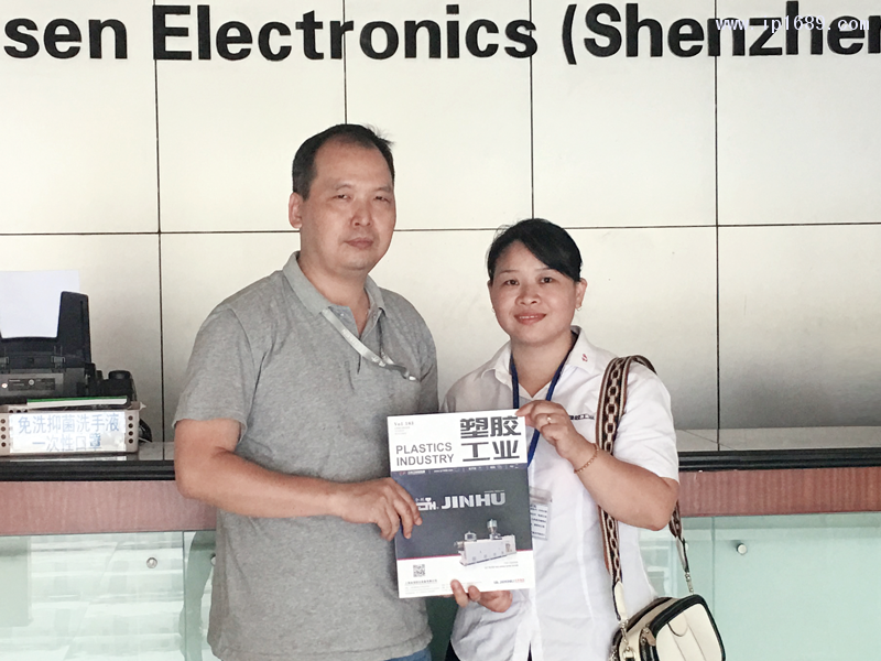 德升電子（深圳）有限公司生產經理張國輝（左）