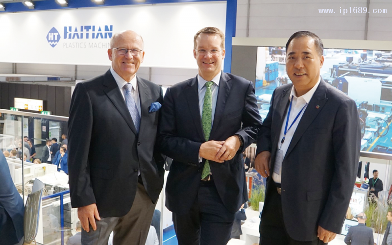 左起：海天國際董事Helmar-Franz教授，IKV主席Christian-Hopmann教授，海天國際執行董事兼總裁張劍鳴先生