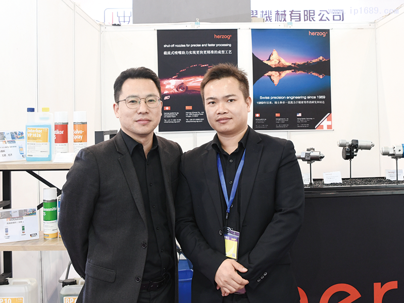和卓噴嘴閥門系統（寧波）有限公司董事長沈舟人（左）與華南銷售部經理林明（右）