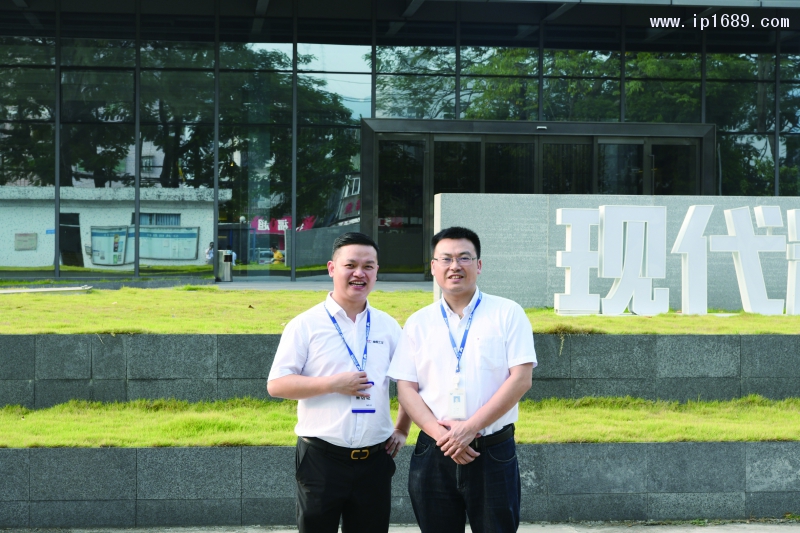 現代精密集團總監李毅峰（右）