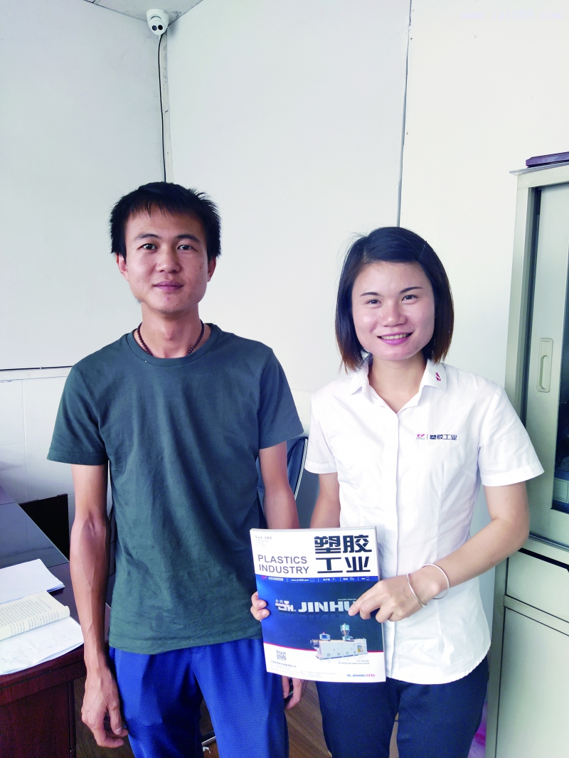 振江五金塑料制品廠總經理鄭少東（左）