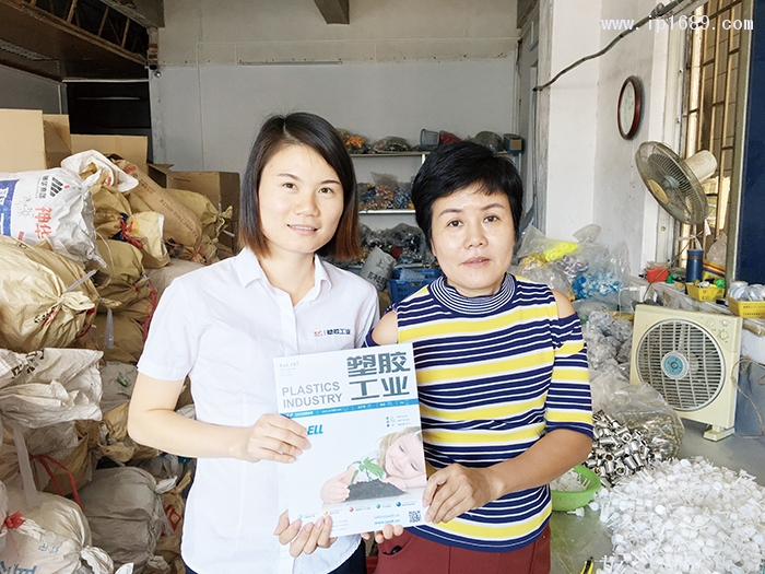 寶龍塑膠五金廠經理韋稻香（右）