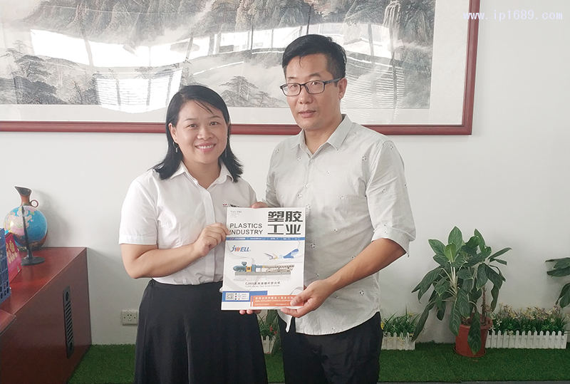 廣州市白云區容德塑膠制品廠總經理周鴻奎（右）