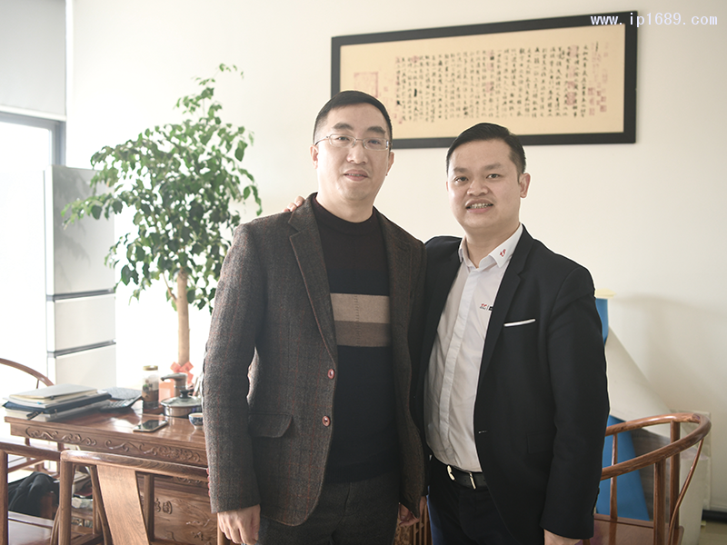 棠?？偨浝硖朴拢ㄗ螅┡c本刊記者合影