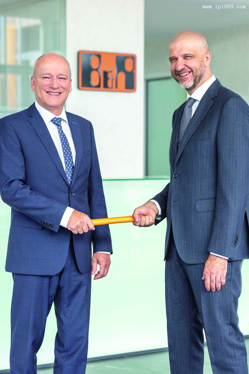 在公司工作了34年之后，Peter Gucher（左）將光榮退休，其首席銷售官的職務將移交給Luca Galluzzi