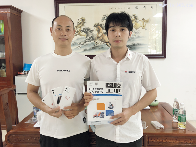 塑潤塑料制品廠總經理謝茂勝（左）