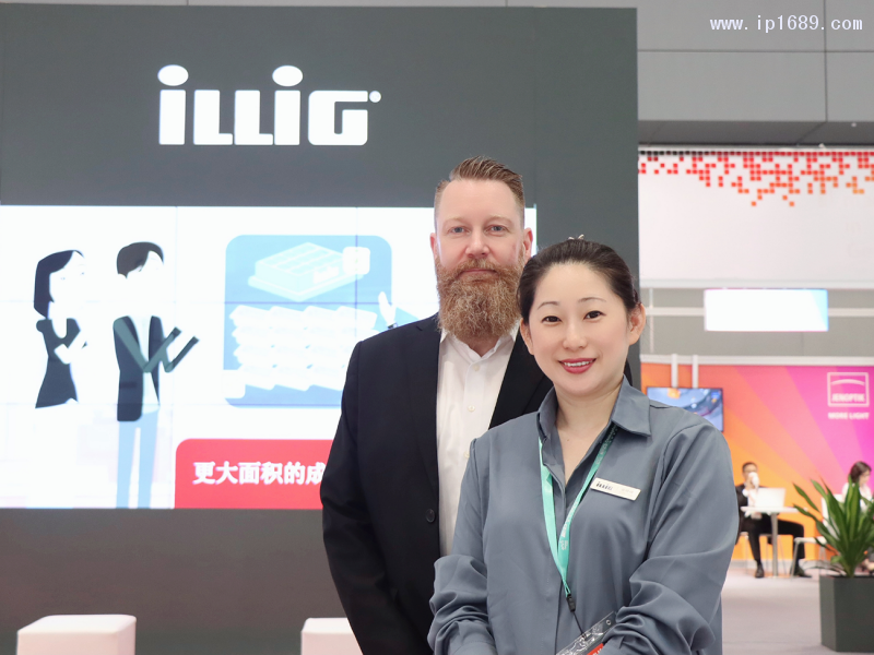 海寧伊利格機械設備有限公司市場公關經理張曉晴右與服務經理高級服務工程師Sandy-Heinrich合影