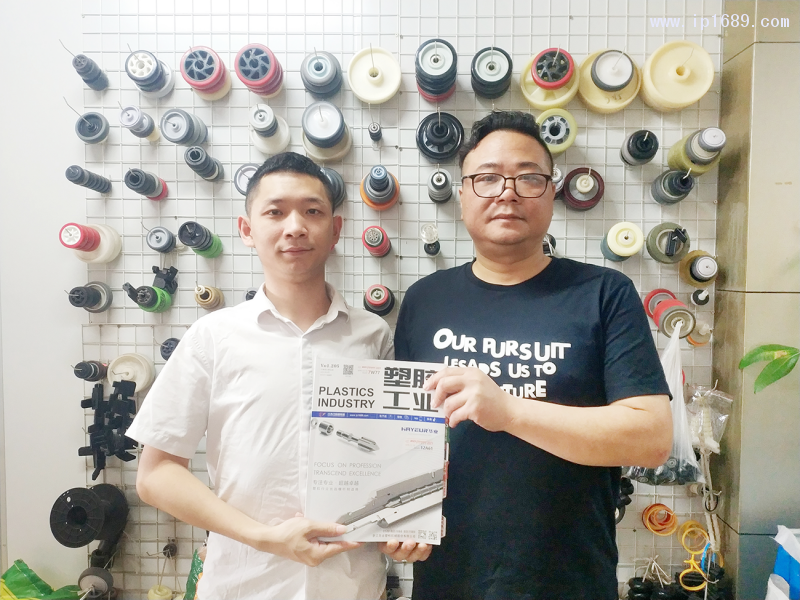 中山市小欖鎮賀天塑料制品廠總經理陳文偉(右)