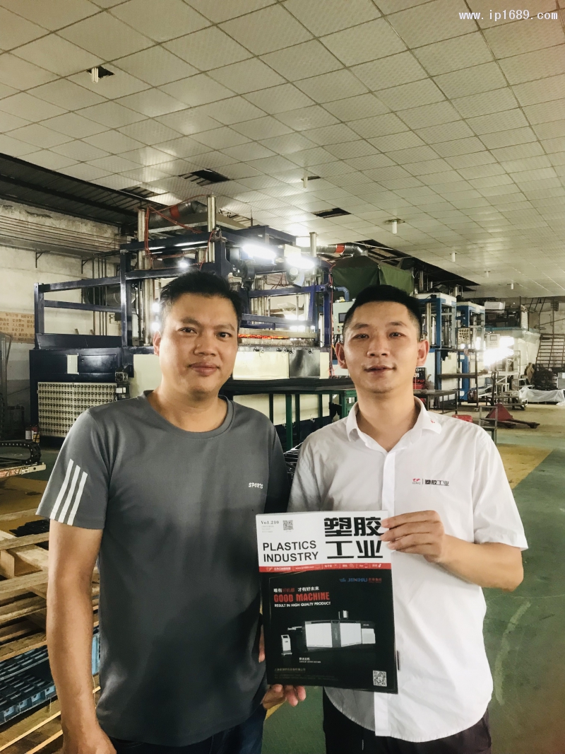 德深經理梁業紀(左)與塑膠工業發行部（右）