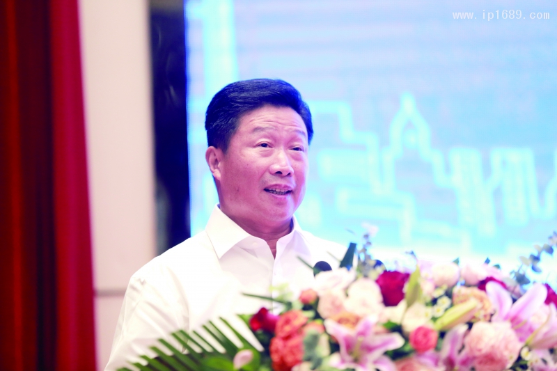 江蘇省塑料加工工業協會會長、江蘇雙星彩塑新材料股份有限公司董事長吳培服