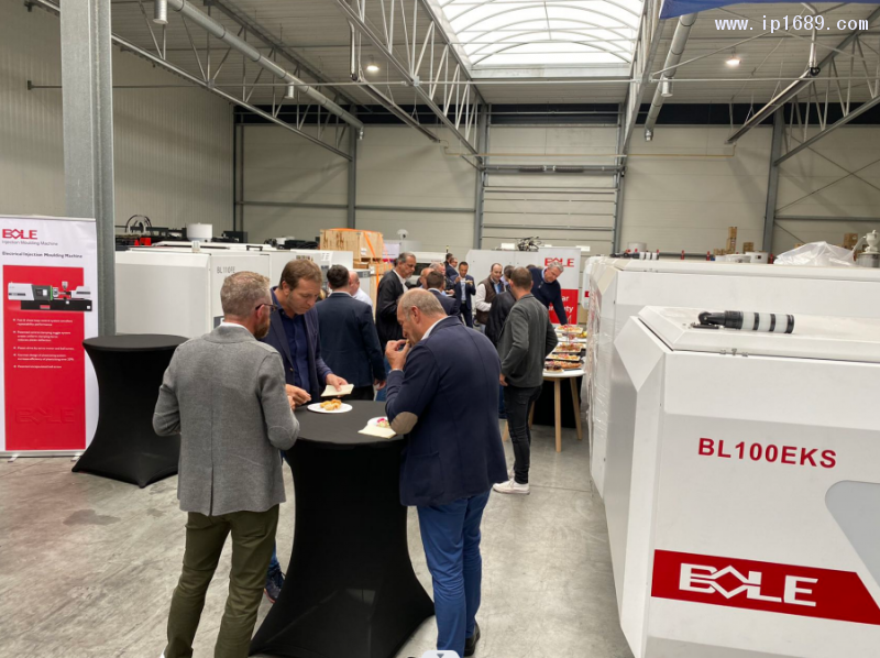 經銷商、客戶、合作伙伴等百余人在現場展開熱烈交流與分享