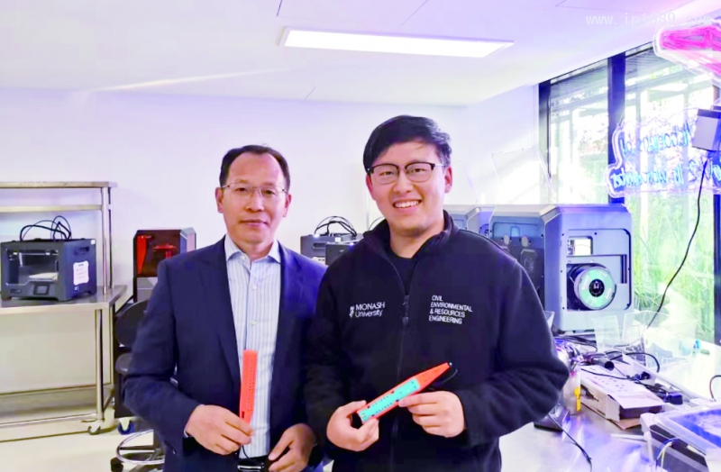 深圳光華偉業股份有限公司董事長楊義滸(左)