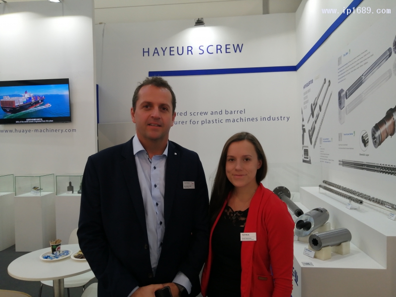 浙江華業塑料機械股份有限公司 華業代理商Mgr（左）、Aneta（右）