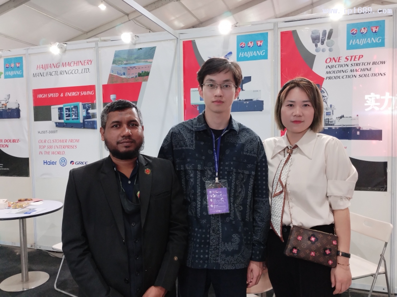 寧波海江機械制造有限公司  銷售經理張亞飛 （右）