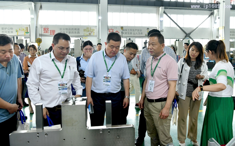 在瑞鑫模具工廠參觀、學習