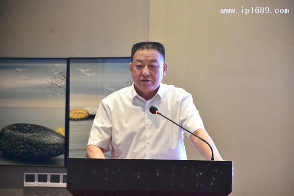 山西省塑料行業協會會長、中德投資集團公司董事長程田青作工作報告