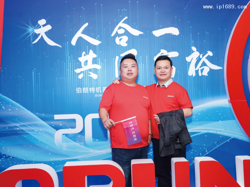 伯朗特營銷副總經理尹貴超（左）與《塑膠工業》總經理徐森合影