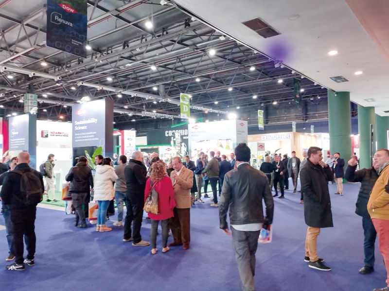 展館內熙熙攘攘，人聲鼎沸-拷貝