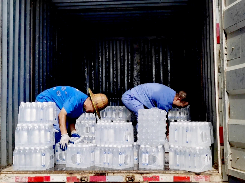 捐贈涵蓋礦泉水、食用油、八寶粥、衣服等物資-拷貝